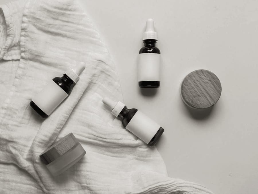 Small refillable travel capsules